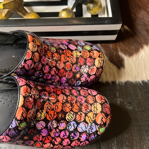 - DANSKO Professional Wildflower Patent Clogs, Women’s 38 dots - Picture 5 of 10